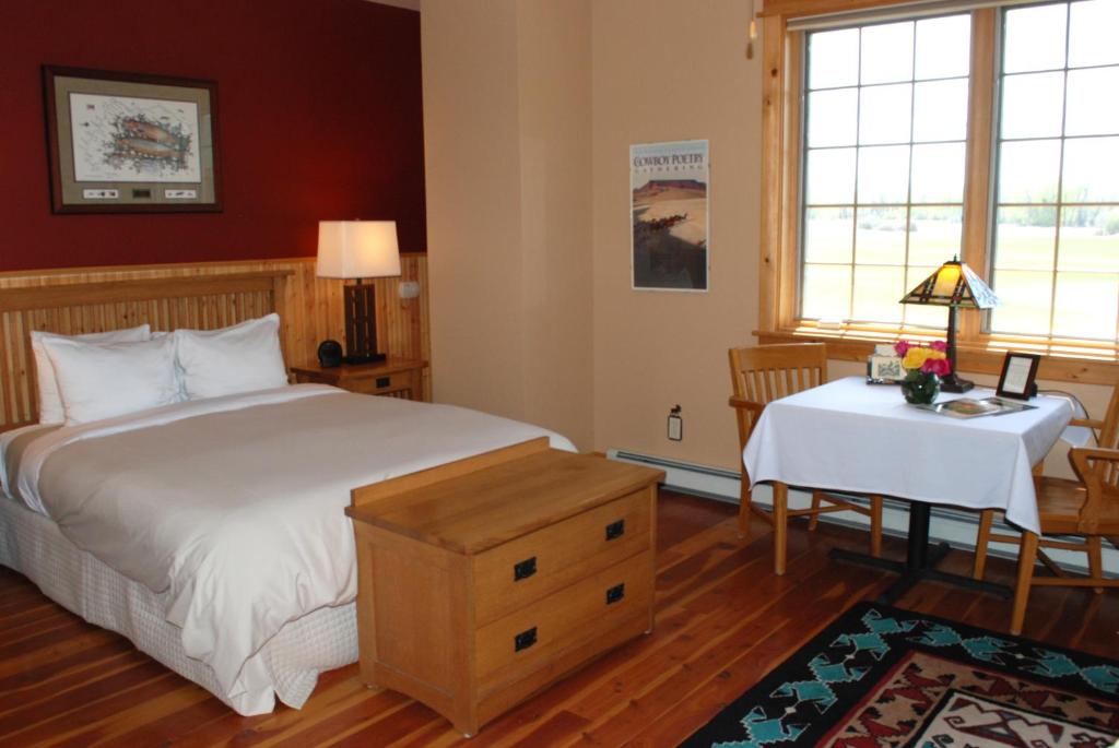 Voodi või voodid majutusasutuse Gallatin River Lodge toas