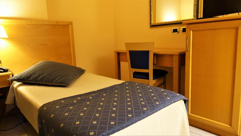 Postel nebo postele na pokoji v ubytování Hotel Bristol