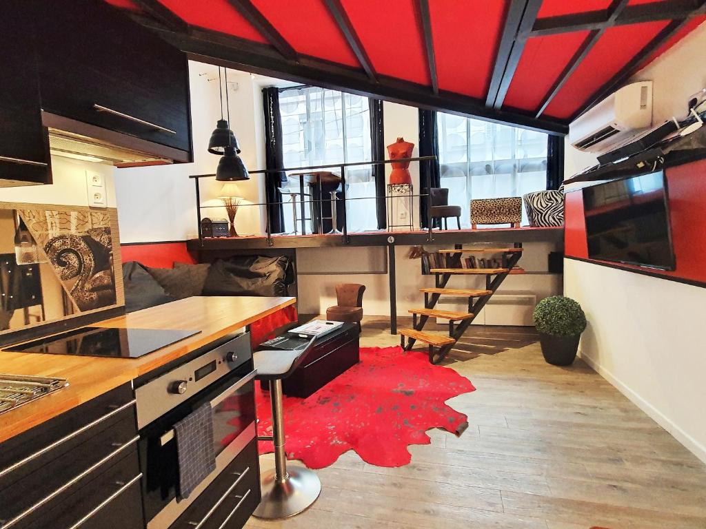 a kitchen with a red ceiling and a red rug at Apartment RED LOFT Lyon Brotteaux-Part Dieu in Lyon