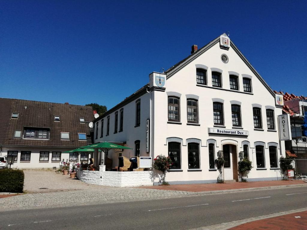 a white building on the side of a street at Hoffmanns Nordfriesisches Haus in Tönning