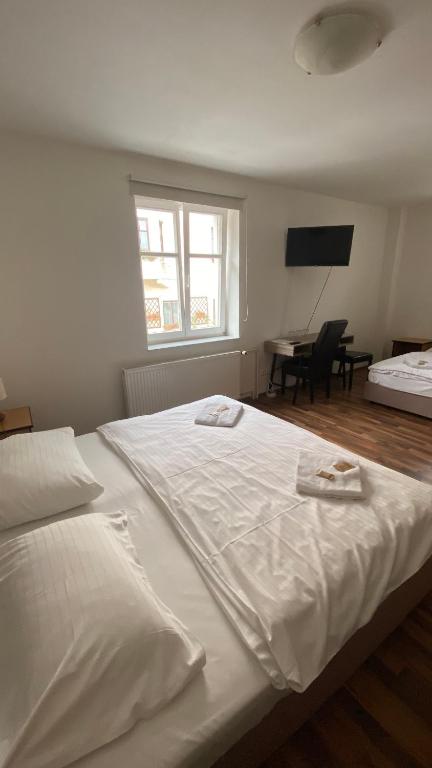 Postel nebo postele na pokoji v ubytování Rožmberk Inn