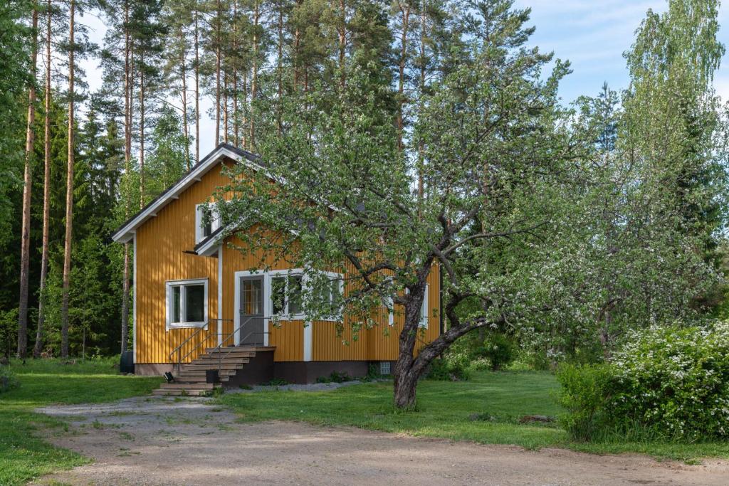 una casita en el bosque en Björkbo, Old farm with modern conveniences en Särkilahti