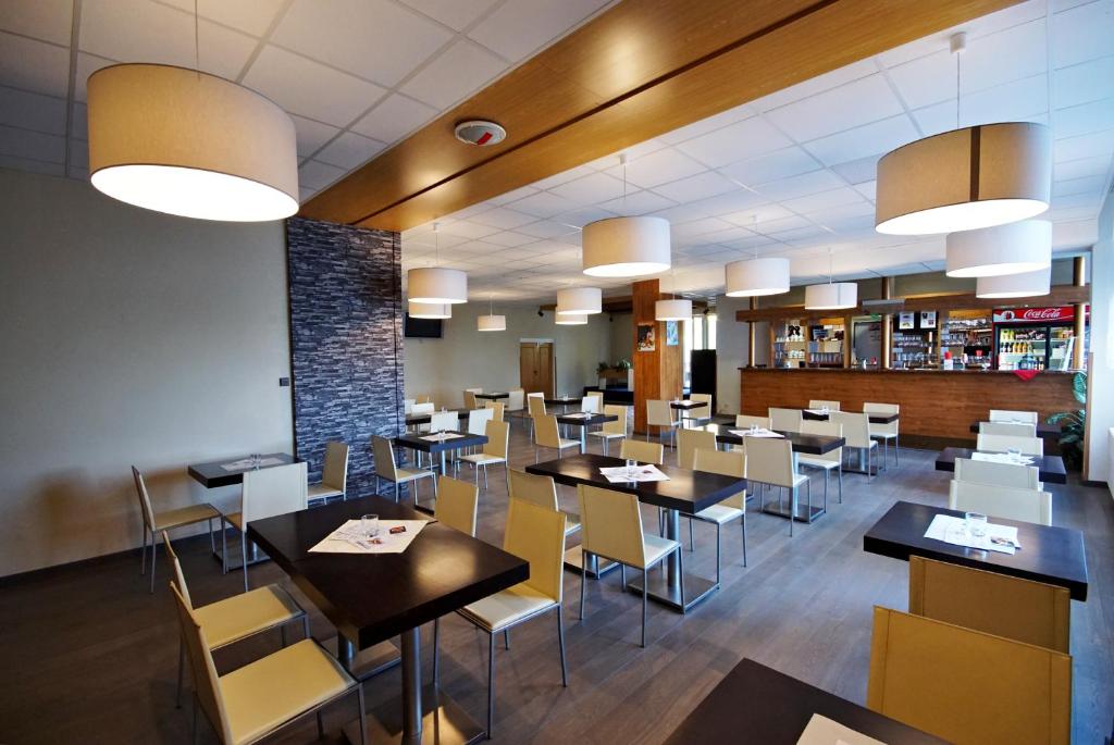 Restaurace v ubytování Horský hotel Jelenovská s bazénem v ceně