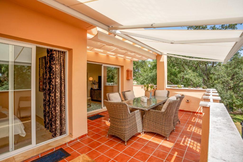 Beautiful Apartment with big terrace and access to 3 pools Elviria Marbella - Three-Bedroom Apartment