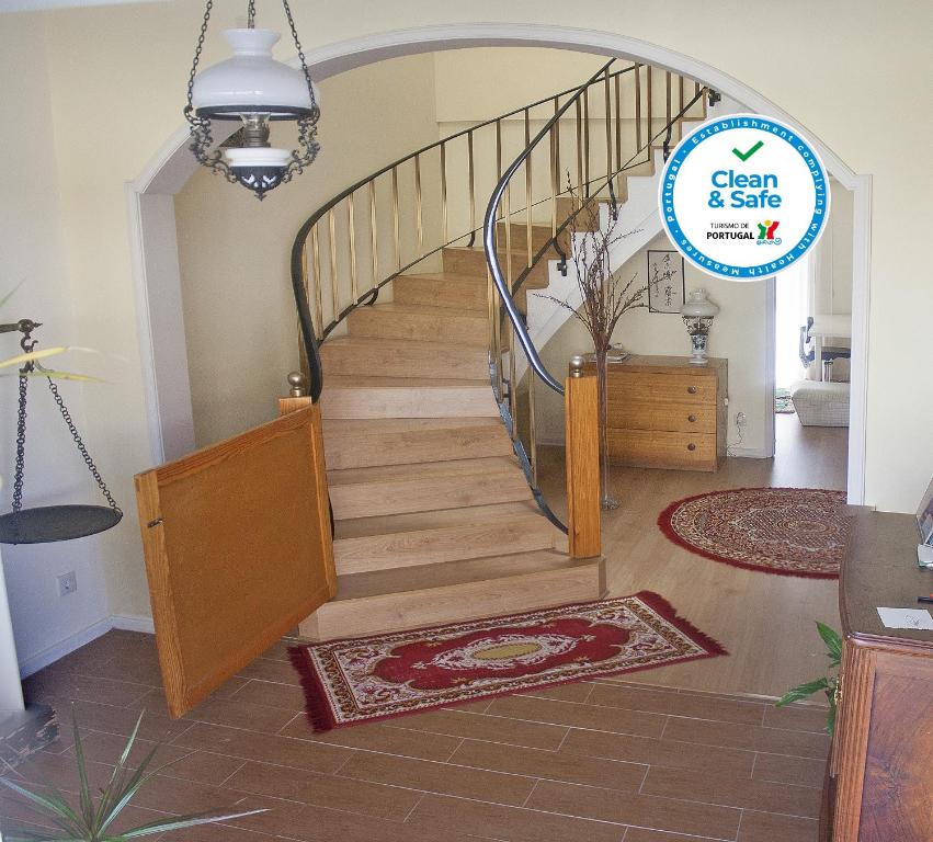 escalera de caracol en una sala de estar con alfombra en Burgo's House, en Oporto