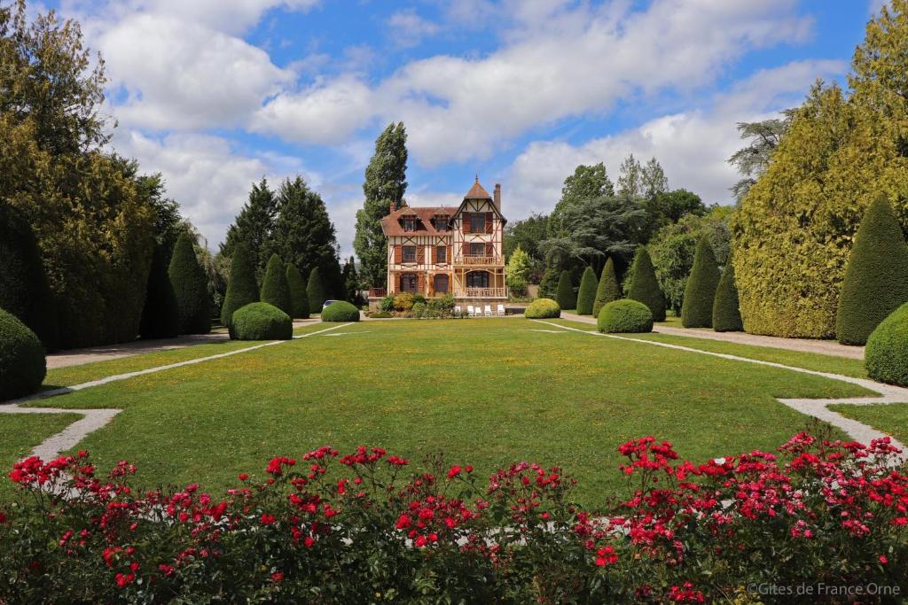 un domaine avec une grande pelouse et des fleurs dans l'établissement Domaine des Thomins, à Cisai-Saint-Aubin