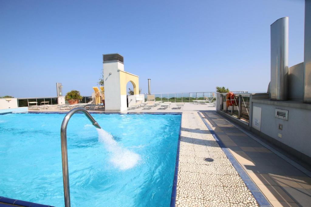 Bazén v ubytování Eraclea Palace Appartements nebo v jeho okolí