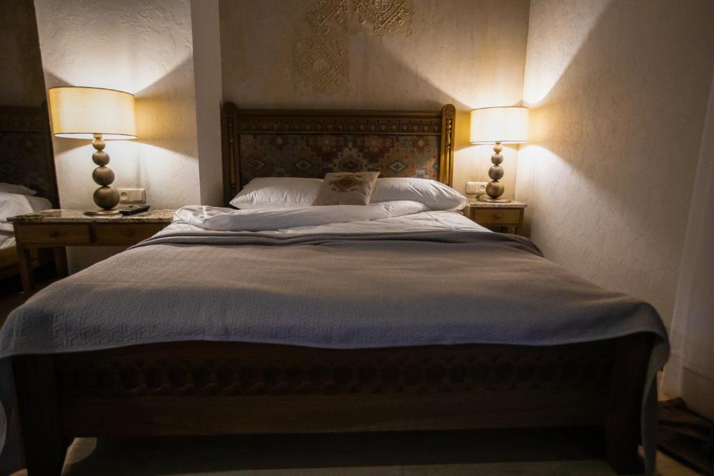 Postel nebo postele na pokoji v ubytování Boutique ETHNO HOTEL