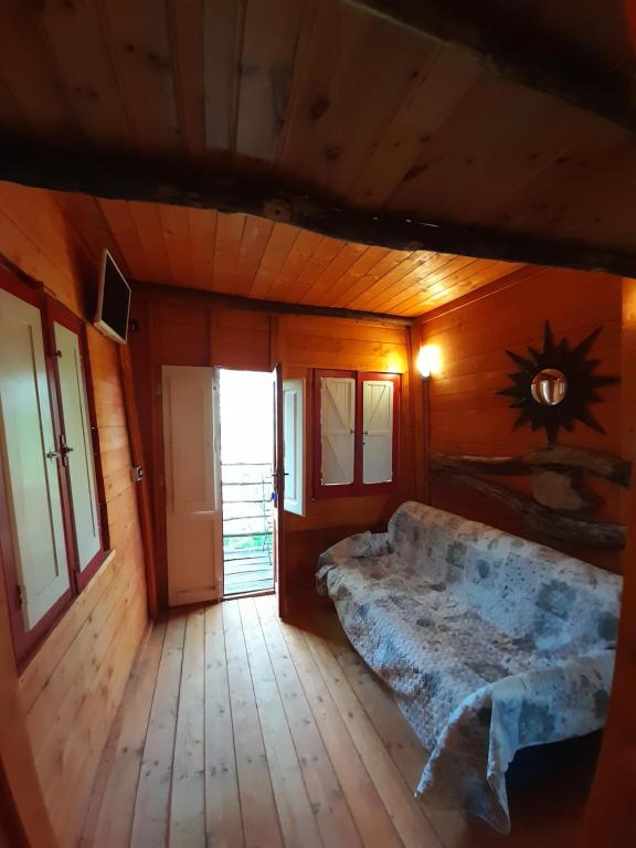 1 dormitorio con 1 cama en una habitación de madera en Agriturismo Monte Cesima en Sesto Campano