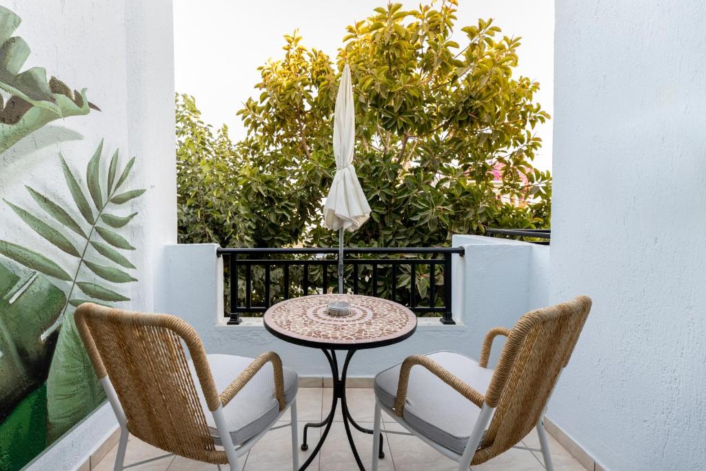 Un balcón o terraza de The Artemis Hotel