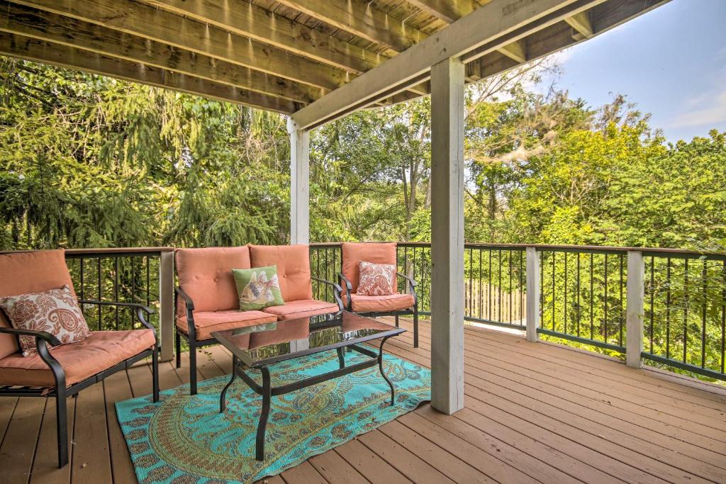 eine Veranda mit Stühlen und einem Tisch auf einer Terrasse in der Unterkunft Harpers Ferry Apartment with Private Pool and Hot Tub! in Harpers Ferry