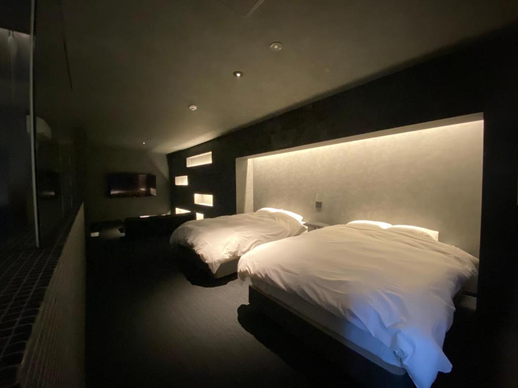 Postel nebo postele na pokoji v ubytování Randor Residence Hiroshima Suites