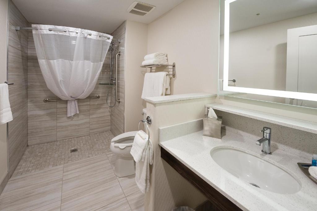 Koupelna v ubytování Encore Suites by Service Plus Inns