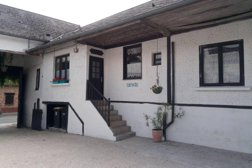 a white building with a staircase and a door at Havre picard entre Amiens et Baie de Somme in Allery