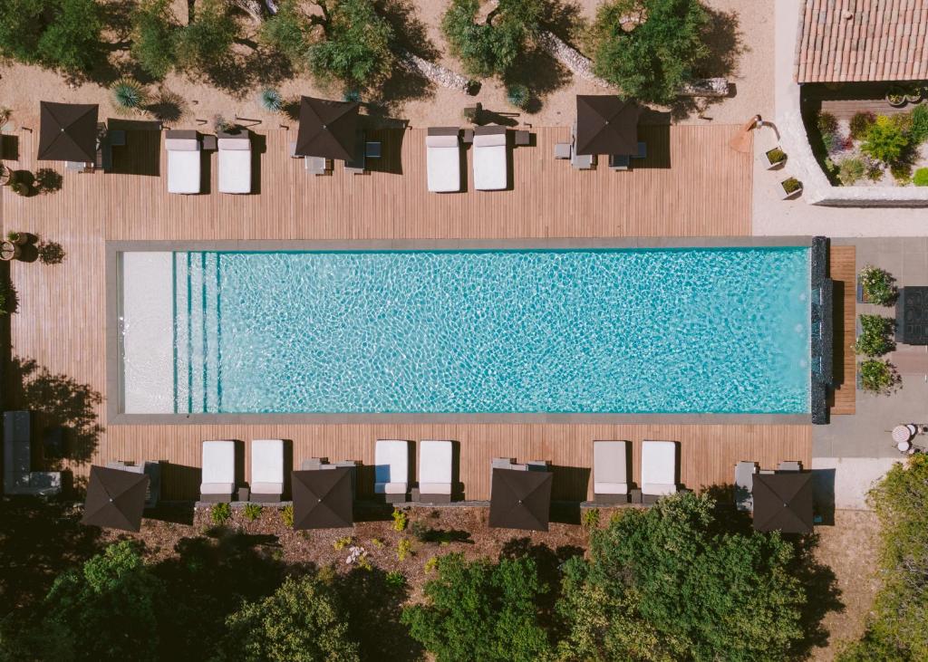 an overhead view of a swimming pool with lounge chairs at Domaine la Pierre Blanche in Eygalières