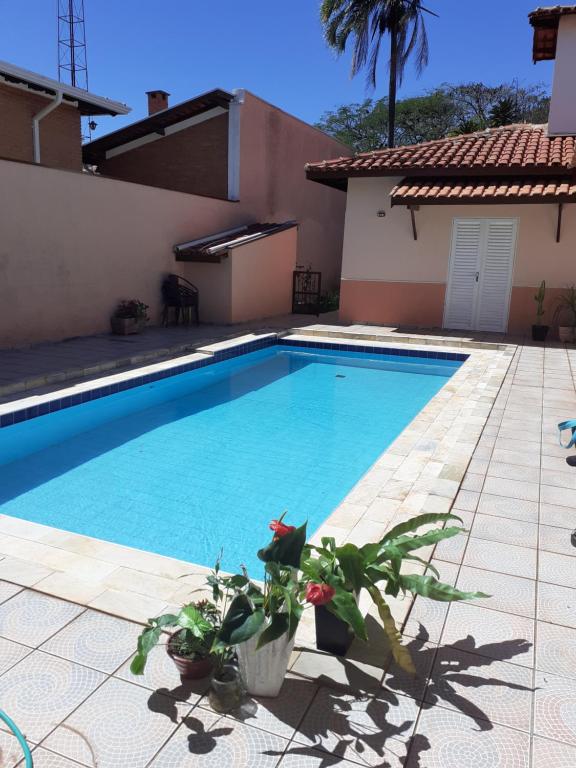 a swimming pool in front of a house at Franca Maya Hostel in Campinas