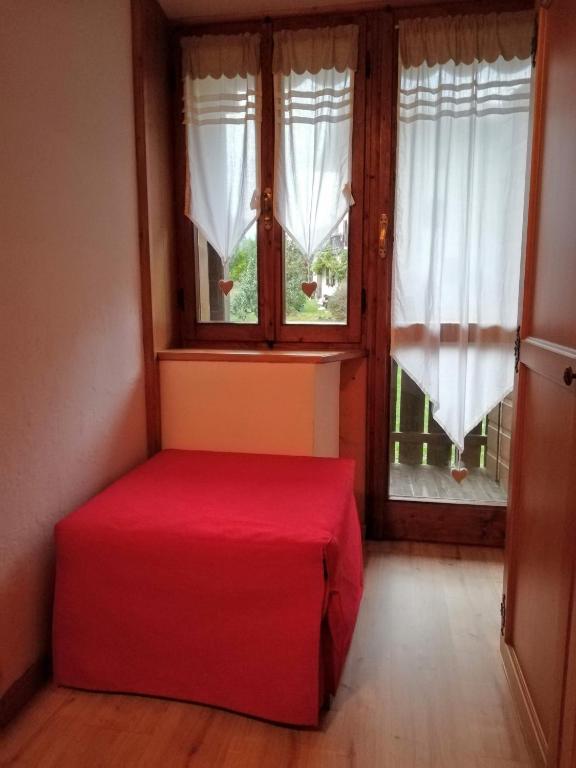 Postel nebo postele na pokoji v ubytování CASA VACANZE MIRAMONTI - appartamento con balcone con vista sulle Dolomiti