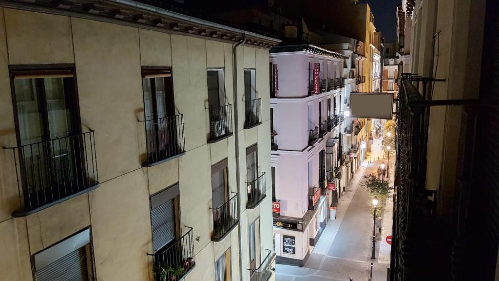una vista aérea de una calle de la ciudad por la noche en Hostal Corazón de Madrid, en Madrid