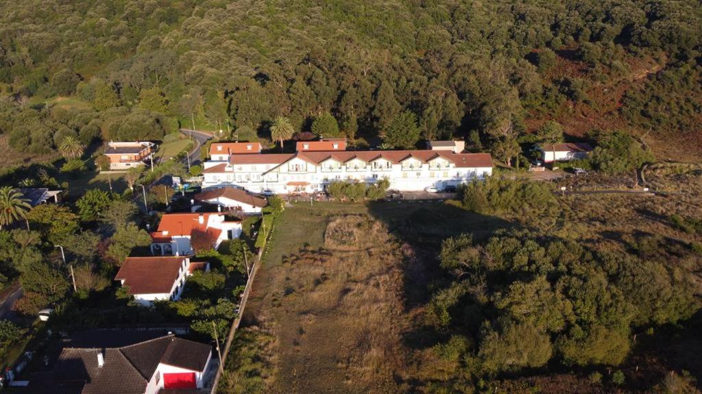 widok z góry na dom na wzgórzu w obiekcie Hostal de Berria w mieście Santoña