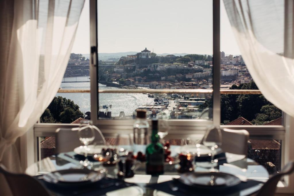 Um restaurante ou outro lugar para comer em DouroHouse - Luis Bridge Porto Gaia view