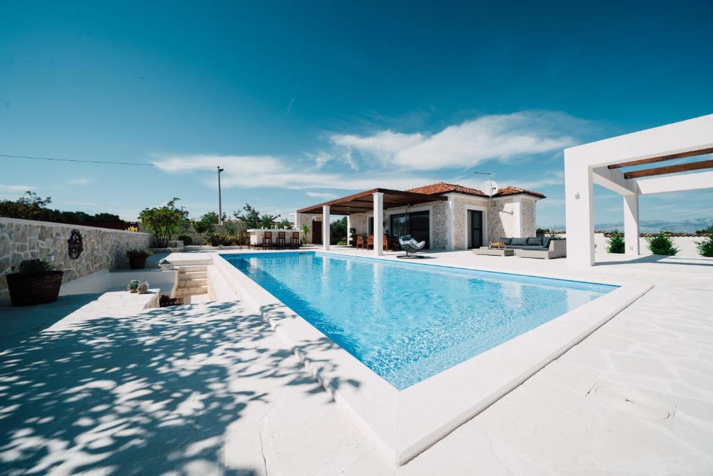 una piscina en el patio trasero de una casa en Villa Olivetum, en Zadar