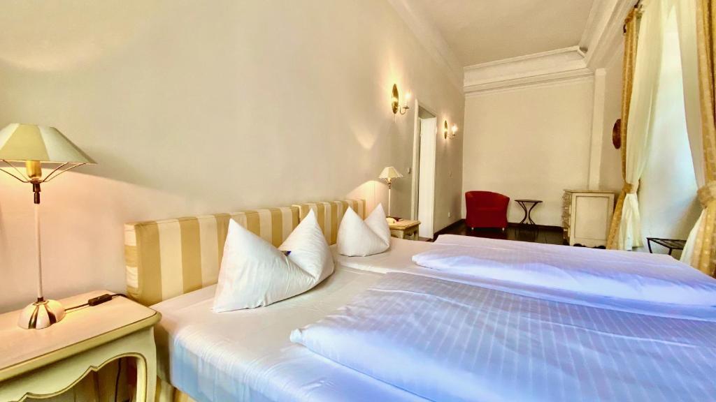 Postel nebo postele na pokoji v ubytování Hotel Graf von Mansfeld