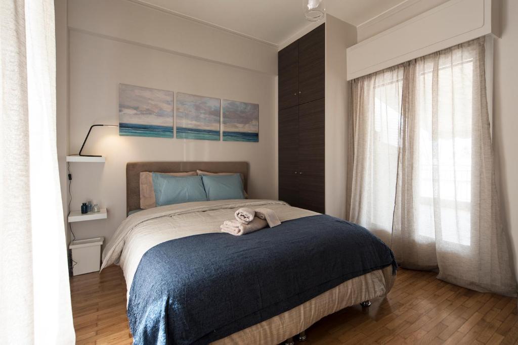 sypialnia z łóżkiem z wypchanym zwierzakiem w obiekcie EL GRECO bright, airy penthouse in trendy Petralona w Atenach