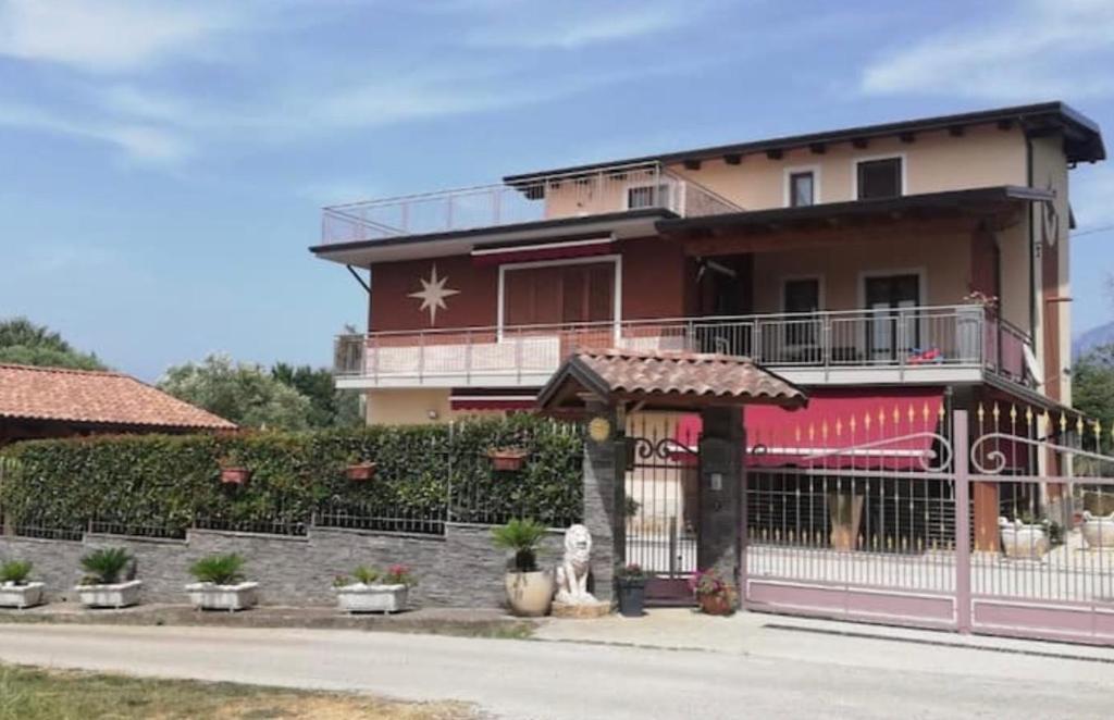 uma casa com uma cerca em frente em La Casa Del Sole em Altavilla Silentina