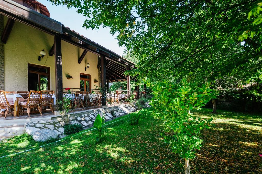 Giardino di ATOS Srebrno jezero - Villa and Restaurant