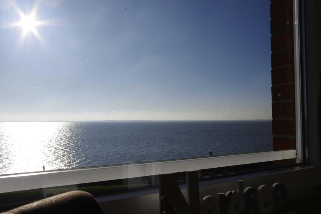 a view of the ocean from a window at 146 Suedstrand Meerblick in Wilhelmshaven