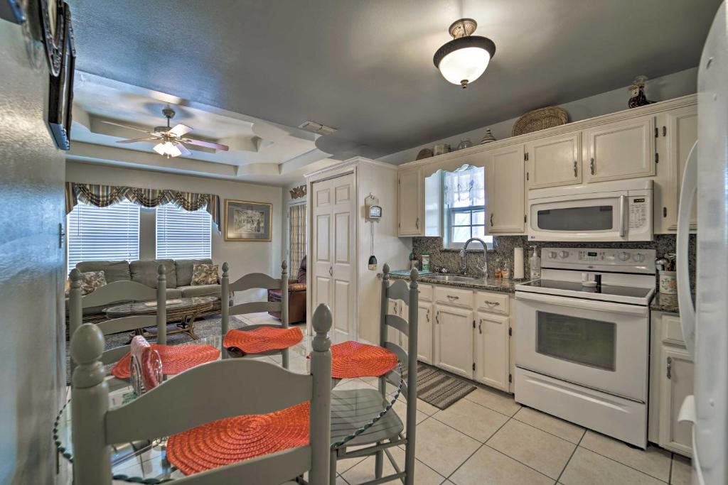 Kuchyň nebo kuchyňský kout v ubytování Deck and Pool Access Long Island Village Escape!