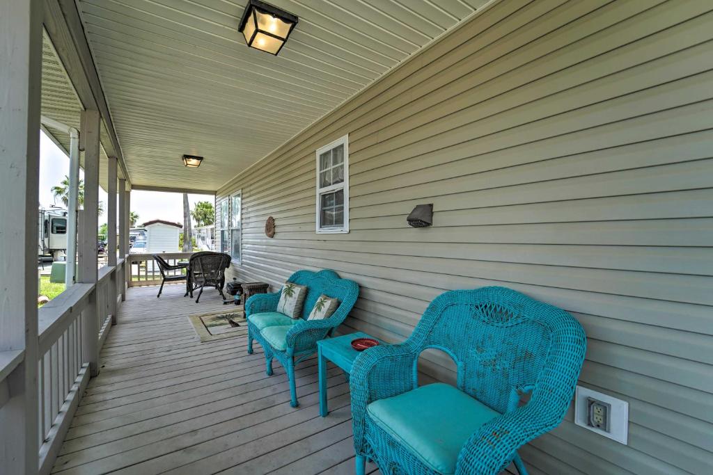 Posezení v ubytování Deck and Pool Access Long Island Village Escape!