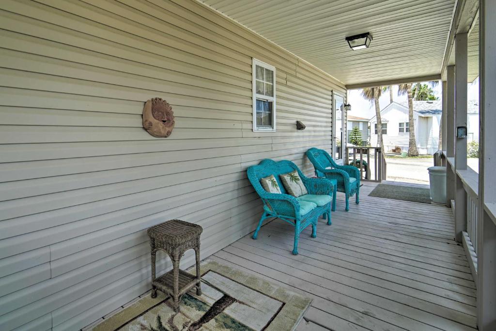 Posezení v ubytování Deck and Pool Access Long Island Village Escape!