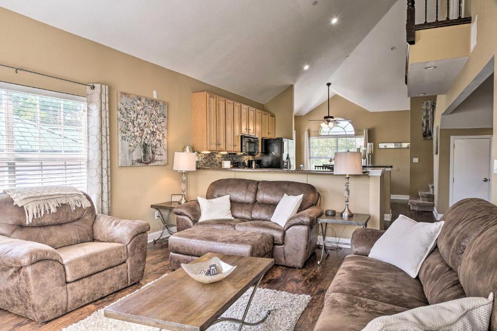 Sala de estar con 2 sofás y mesa en Family Condo with Pool Access, Near Table Rock Lake, en Branson