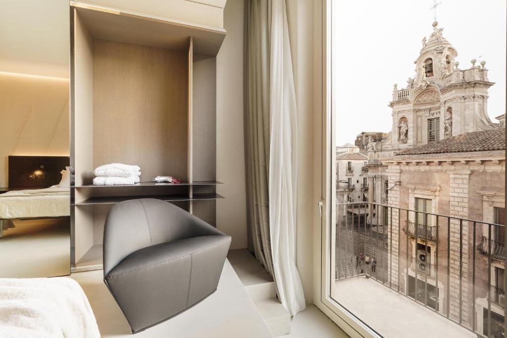 a hotel room with a view of the city at Meo Design Suites & Spa in Catania