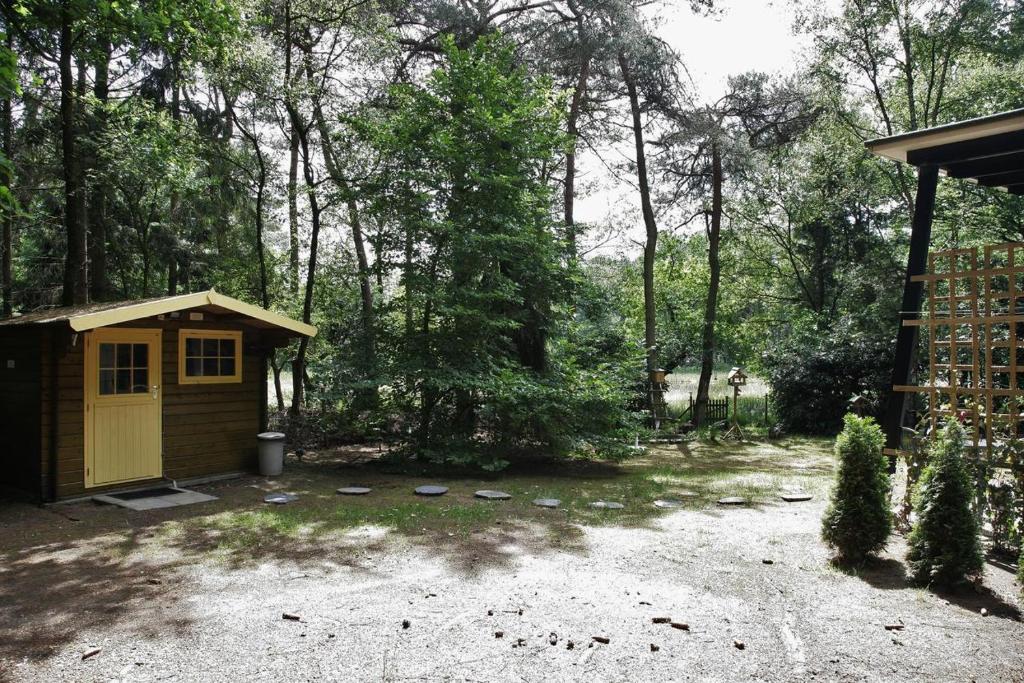 ein kleiner Schuppen mitten im Hof in der Unterkunft Huisje venzicht 7 in Spier