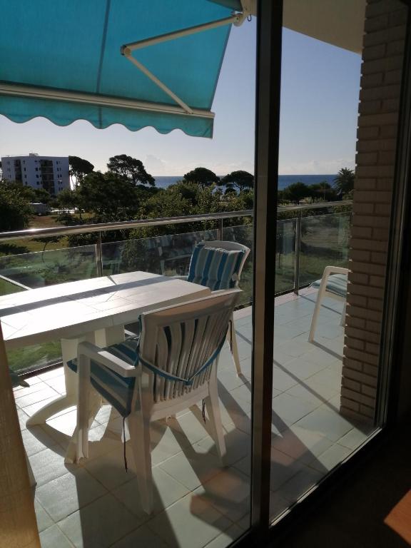 Balkón alebo terasa v ubytovaní Apartamento playa Cambrils edificio Torresol