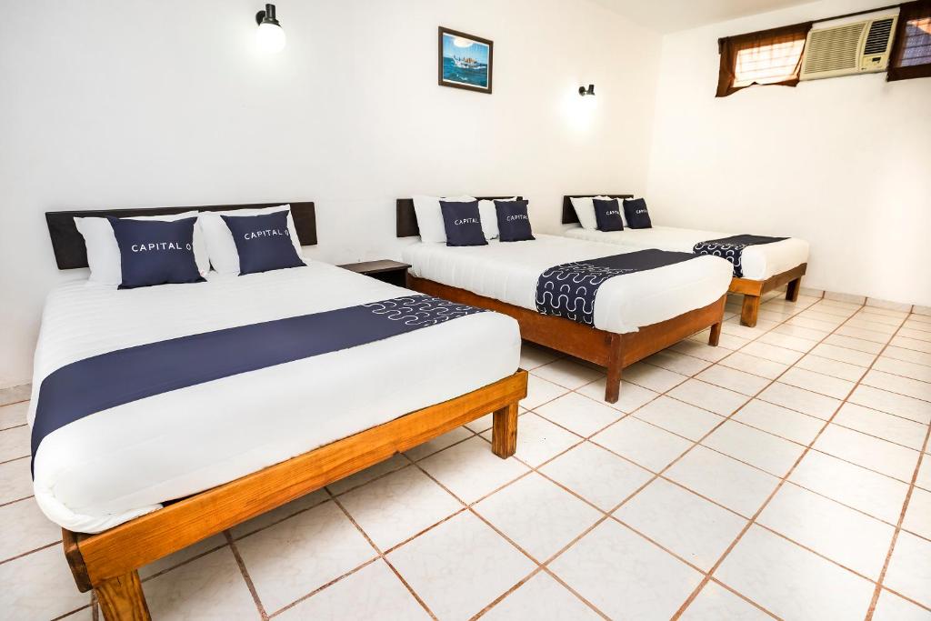 Postel nebo postele na pokoji v ubytování Capital O Oxtankah,chetumal bay