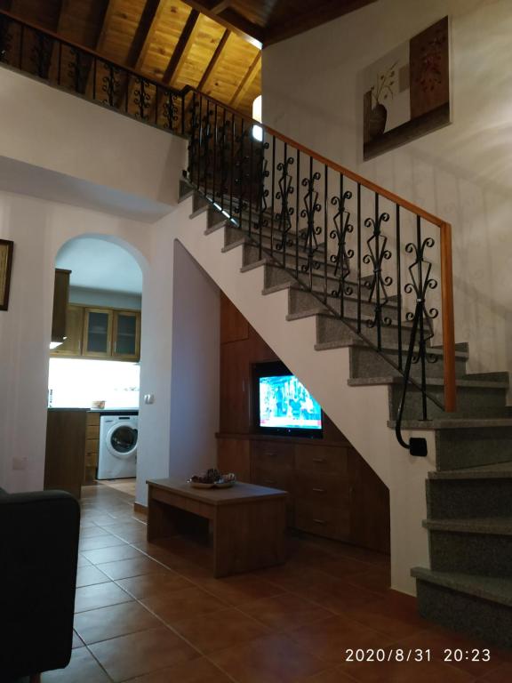 ein Wohnzimmer mit einer Treppe in einem Haus in der Unterkunft Retiro do Caçador in Reguengos de Monsaraz