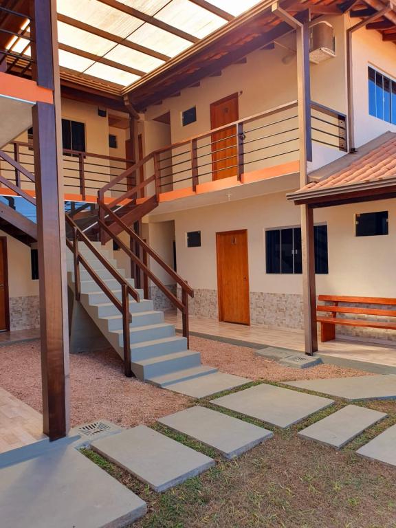 uma vista para o exterior de um edifício com escadas em Pousada Capim Dourado em Alto Paraíso de Goiás