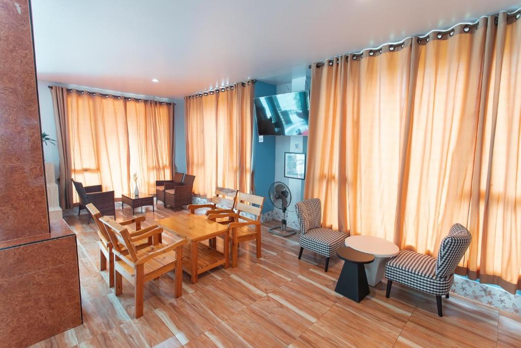 Posezení v ubytování KritshanaJPR 3 K Hotel
