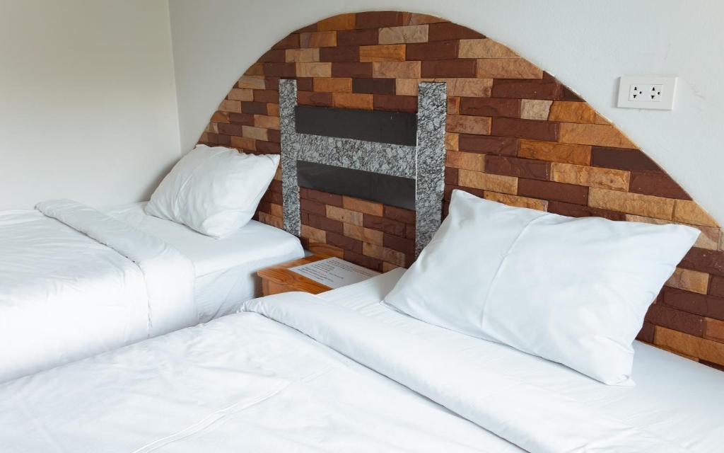 Postel nebo postele na pokoji v ubytování KritshanaJPR 3 K Hotel