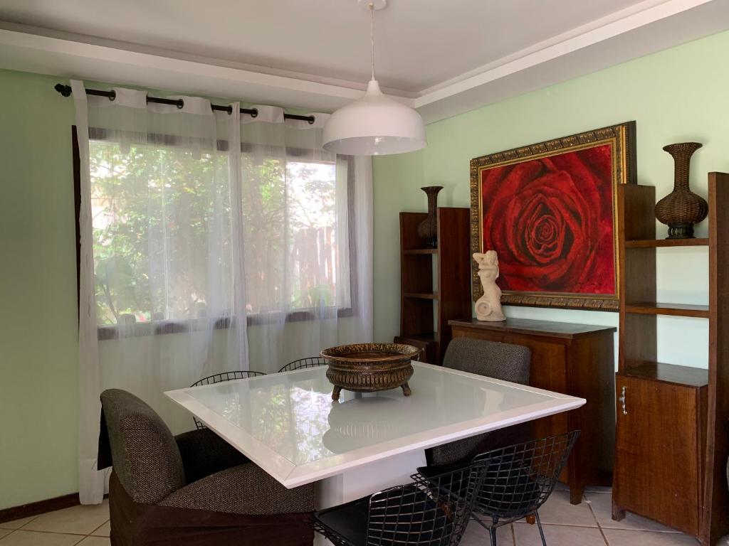  Casa 3 suítes e escritório reversível para quarto em Vilas do Atlântico - 250 m da praia e 6 km da capital