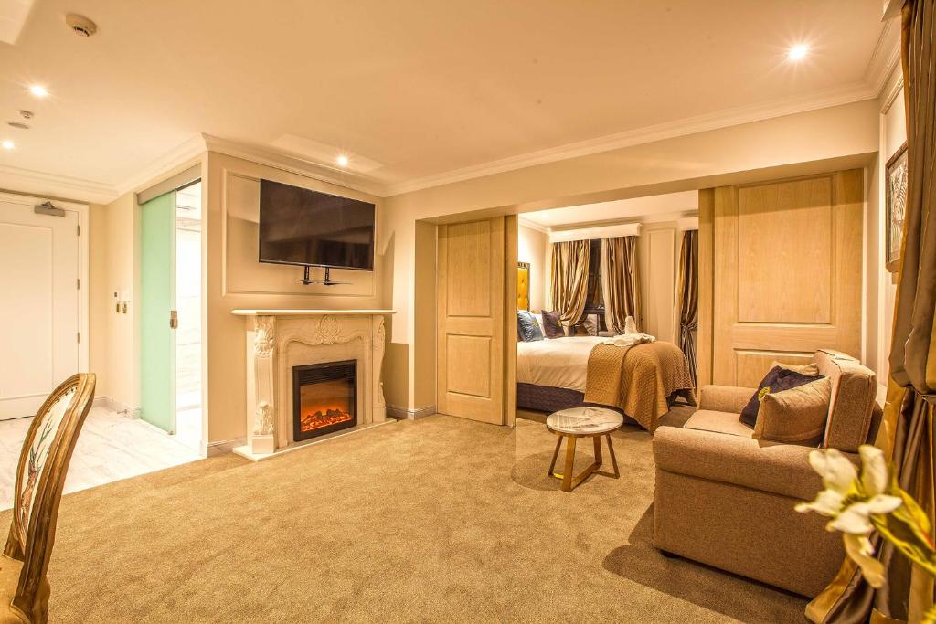 
Deluxe Duplex Two Bedroom Suite Fireplace
