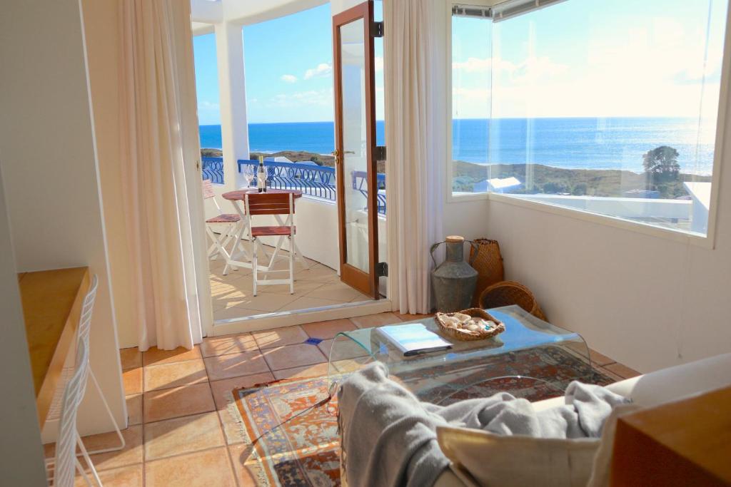 salon z balkonem z widokiem na ocean w obiekcie Naxos - Med style castle, ocean views from every room! w mieście Bowentown