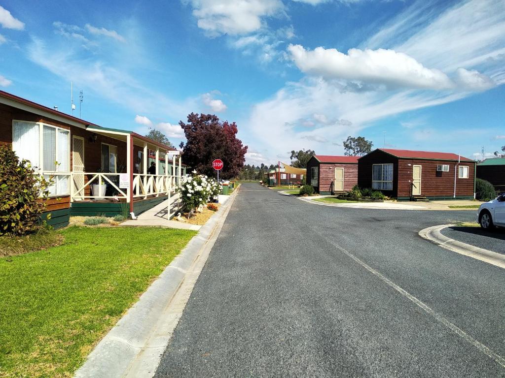 an empty street with a stop sign and houses at Holbrook Motor Village in Holbrook