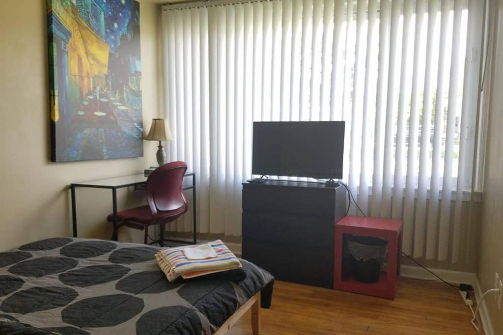 Holiday home Walk to Beaumont Hospital Royal Oak 3 Bedrm Washer Dryer Smart TV in each room, USA
