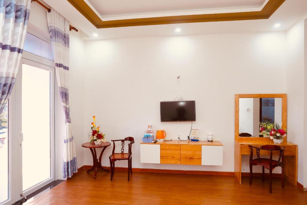 TV a/nebo společenská místnost v ubytování Hotel Đức Thành