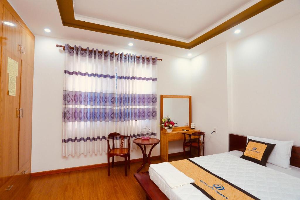 Postel nebo postele na pokoji v ubytování Hotel Đức Thành