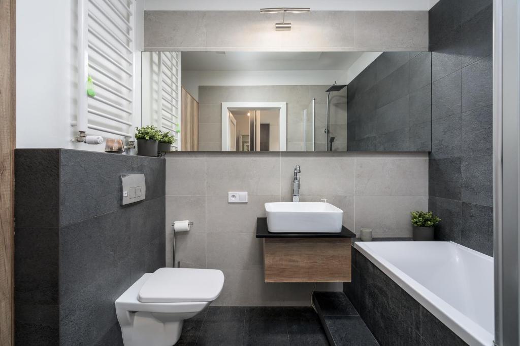 Kúpeľňa v ubytovaní Sleepway Apartments- Garbary 100-46